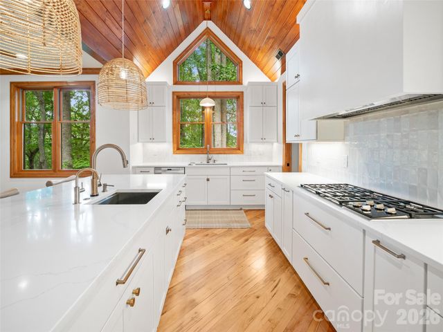 71 Chestnut Hill Road, Spruce Pine, NC 28777
