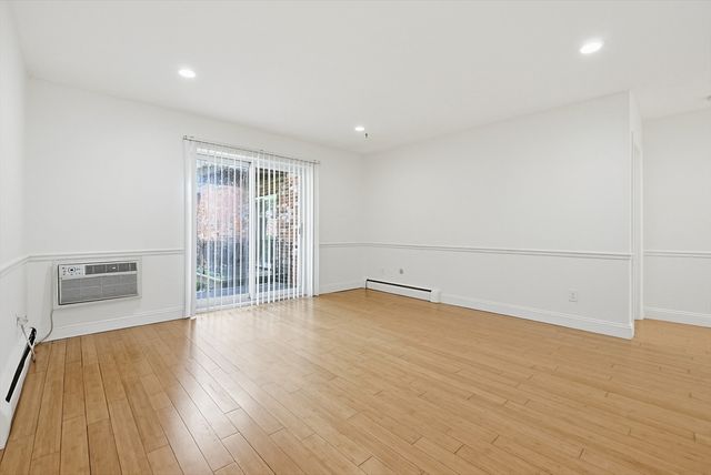 21 Westgate Rd 4, Boston, MA 02467