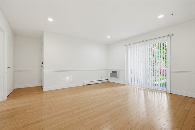 21 Westgate Rd 4, Boston, MA 02467