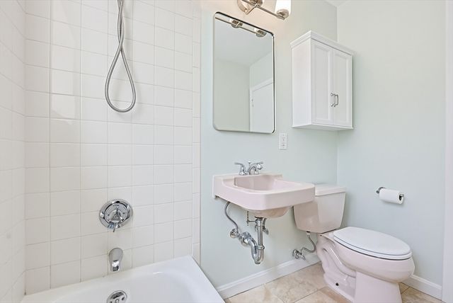 21 Westgate Rd 4, Boston, MA 02467