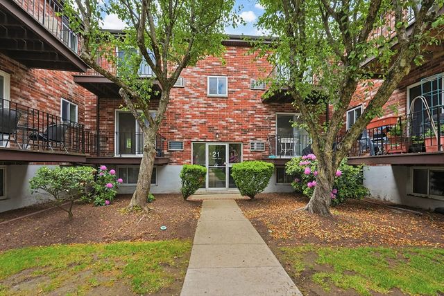 21 Westgate Rd 4, Boston, MA 02467