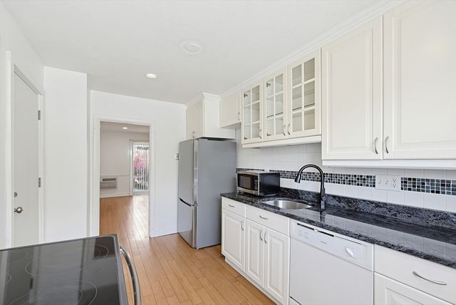 21 Westgate Rd 4, Boston, MA 02467