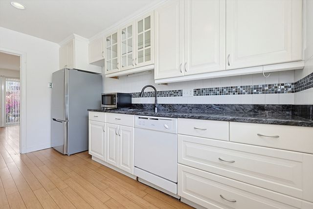 21 Westgate Rd 4, Boston, MA 02467