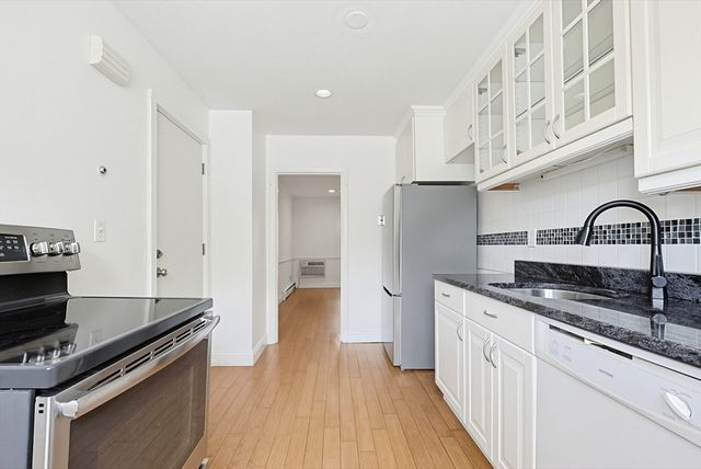 21 Westgate Rd 4, Boston, MA 02467