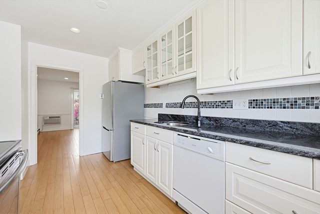 21 Westgate Rd 4, Boston, MA 02467