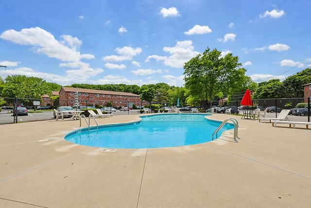 21 Westgate Rd 4, Boston, MA 02467