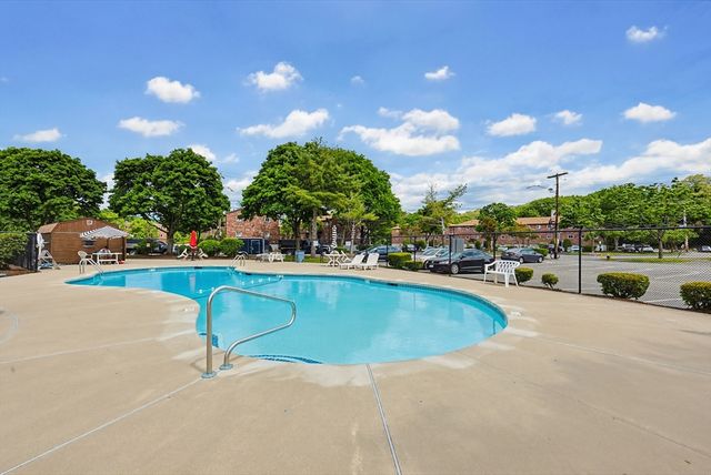 21 Westgate Rd 4, Boston, MA 02467