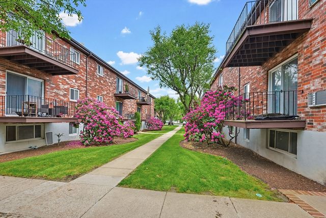 21 Westgate Rd 4, Boston, MA 02467