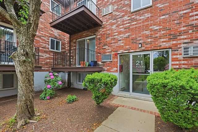 21 Westgate Rd 4, Boston, MA 02467