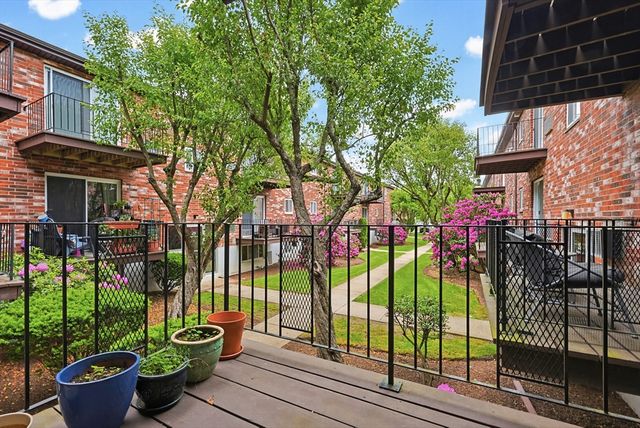 21 Westgate Rd 4, Boston, MA 02467