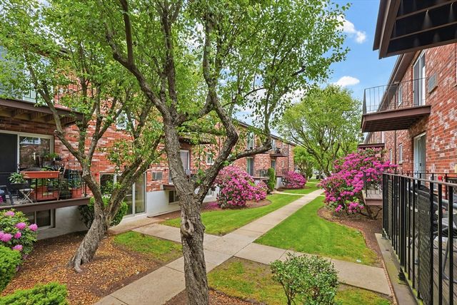 21 Westgate Rd 4, Boston, MA 02467