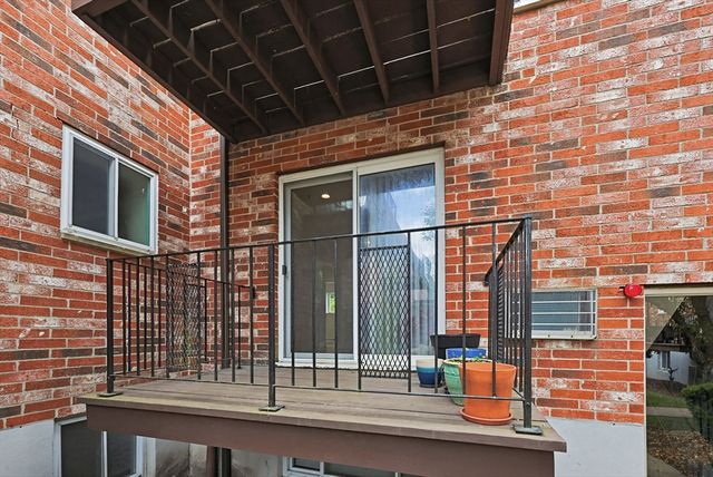 21 Westgate Rd 4, Boston, MA 02467