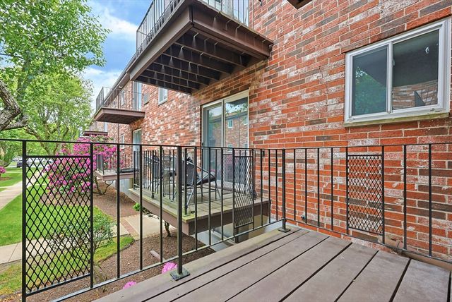 21 Westgate Rd 4, Boston, MA 02467