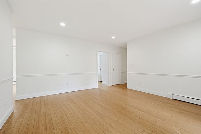 21 Westgate Rd 4, Boston, MA 02467