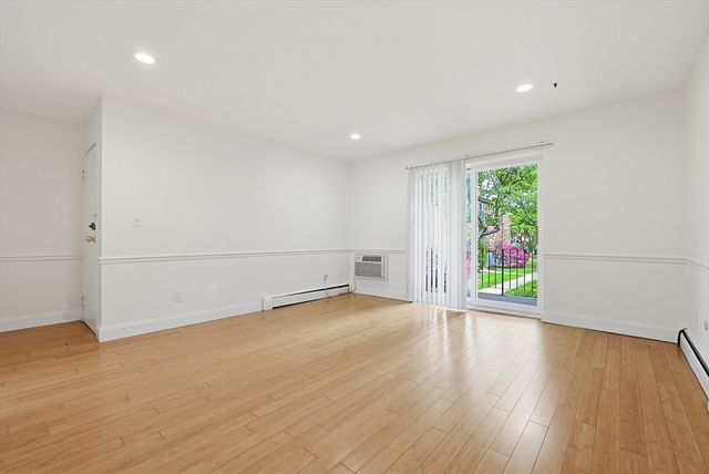 21 Westgate Rd 4, Boston, MA 02467