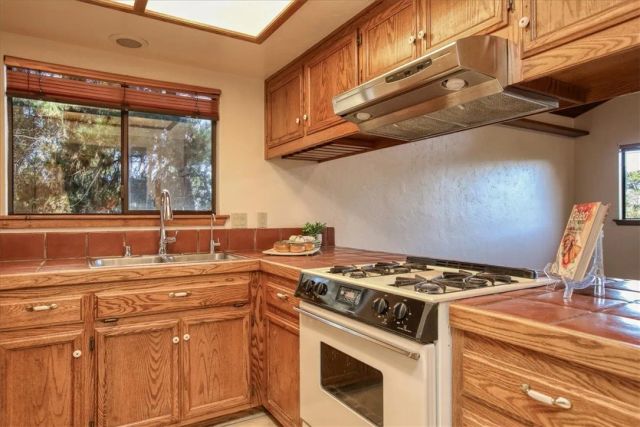 2550 Emerson Road, Cambria, CA 93428