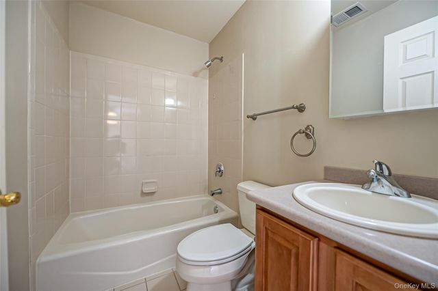 28 Lorien Place, Melville, NY 11747