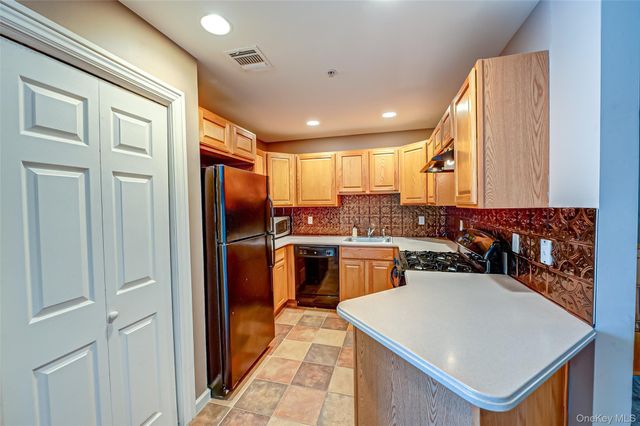 28 Lorien Place, Melville, NY 11747