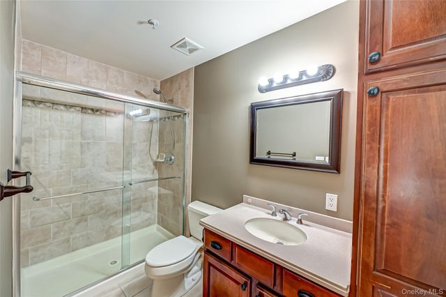 28 Lorien Place, Melville, NY 11747