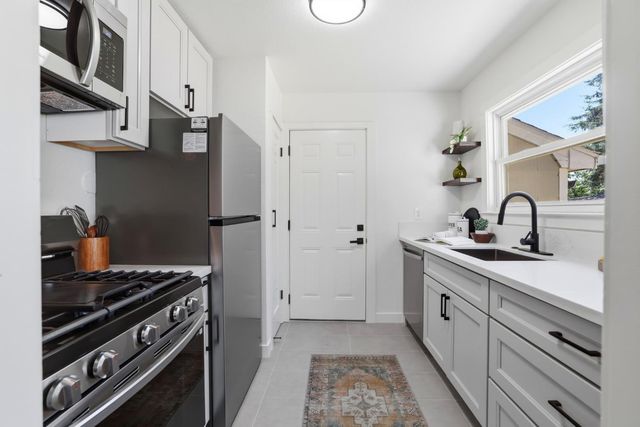 408 Leitch Ave, Sacramento, CA 95815