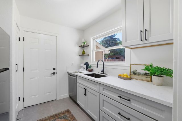 408 Leitch Ave, Sacramento, CA 95815