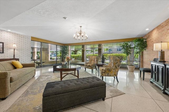 203 N KENILWORTH Avenue 2P, Oak Park, IL 60302