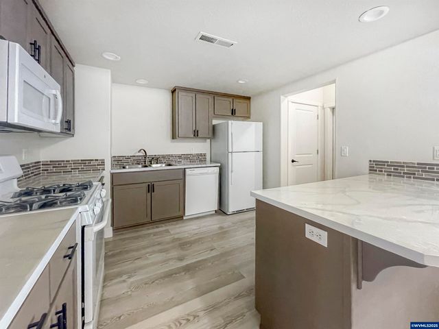 72 Weldwood Dr, Lebanon, OR 97355