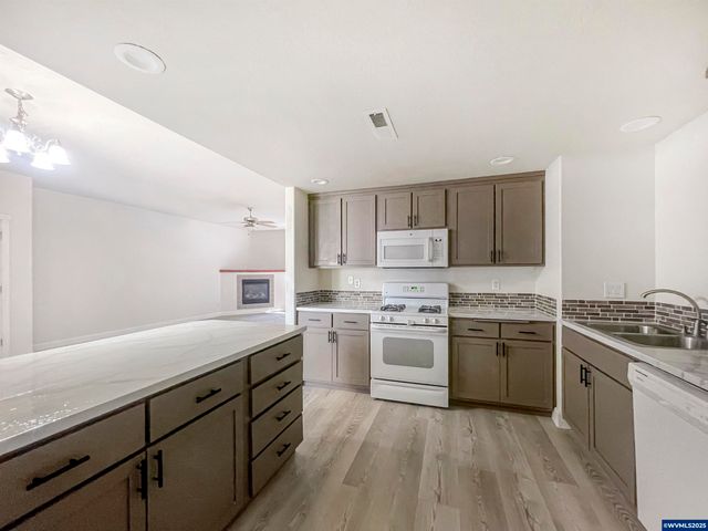 72 Weldwood Dr, Lebanon, OR 97355