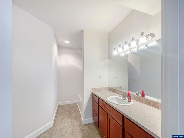 72 Weldwood Dr, Lebanon, OR 97355
