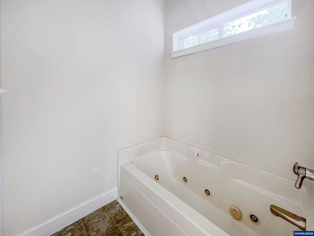 72 Weldwood Dr, Lebanon, OR 97355