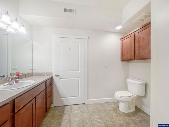 72 Weldwood Dr, Lebanon, OR 97355