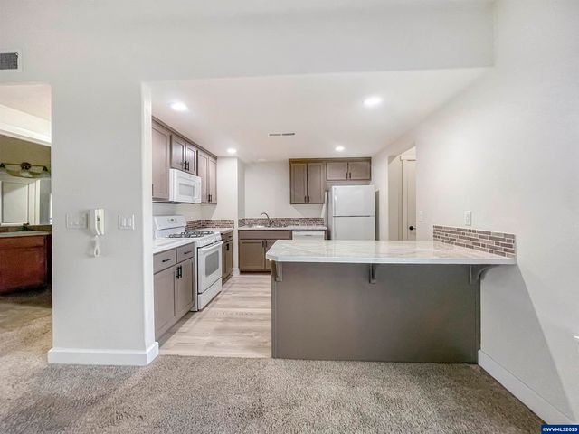 72 Weldwood Dr, Lebanon, OR 97355