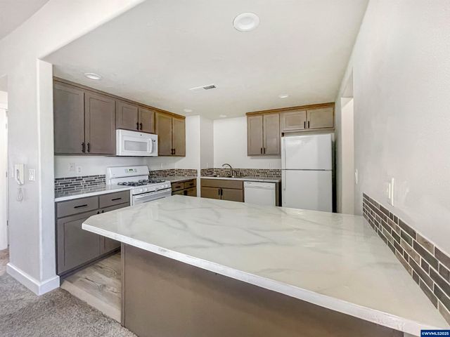 72 Weldwood Dr, Lebanon, OR 97355