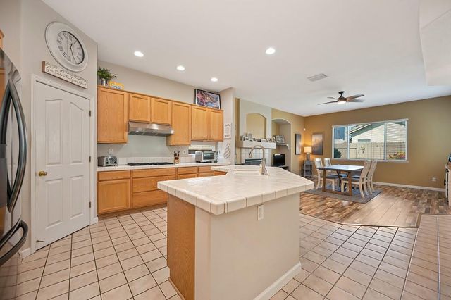 2413 Maybrook Dr, Sacramento, CA 95835