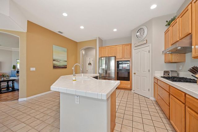 2413 Maybrook Dr, Sacramento, CA 95835