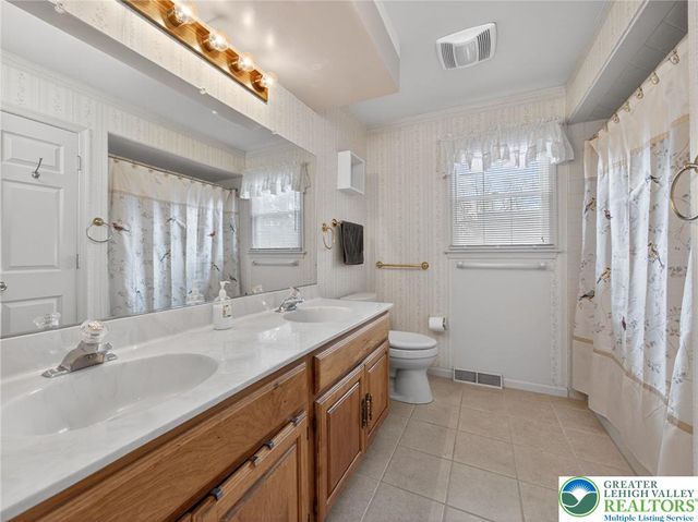 4936 Meadow Lane, Lower Macungie Twp, PA 18062