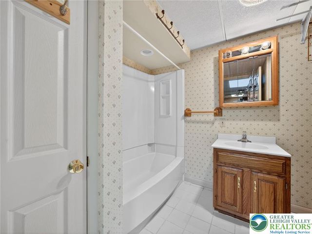 4936 Meadow Lane, Lower Macungie Twp, PA 18062