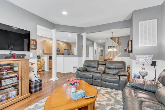 13 Cranberry Circle, Medford, NY 11763