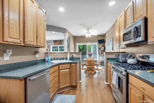 13 Cranberry Circle, Medford, NY 11763