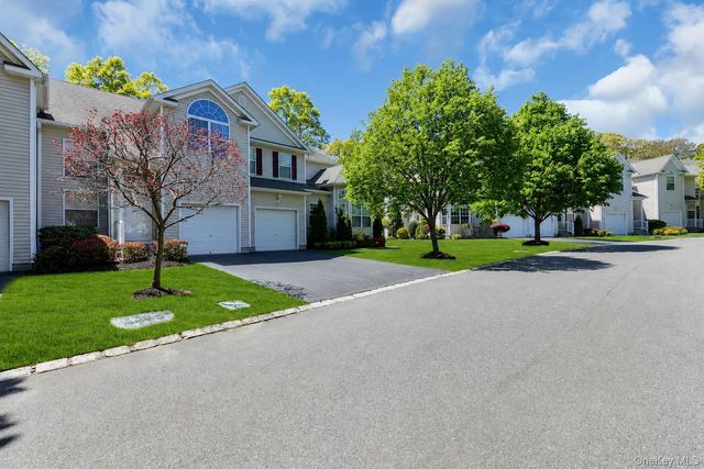 13 Cranberry Circle, Medford, NY 11763