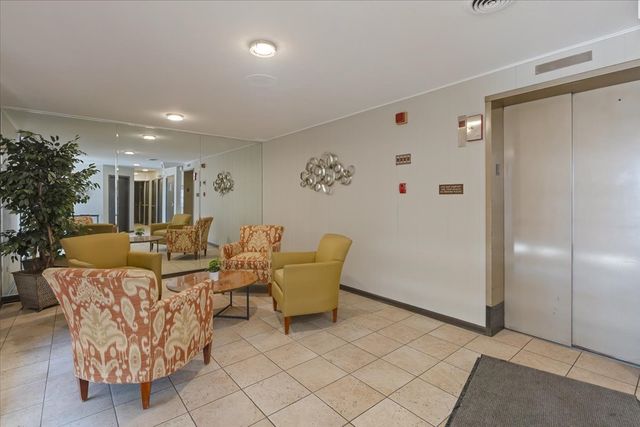 7710 Dempster 404, Morton Grove, IL 60053