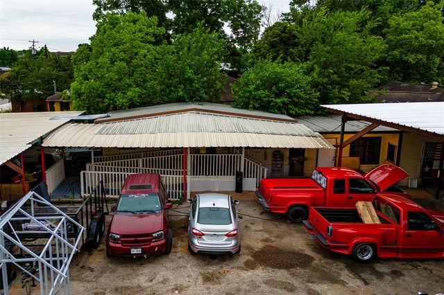 32 Berry Road, Houston, TX 77022