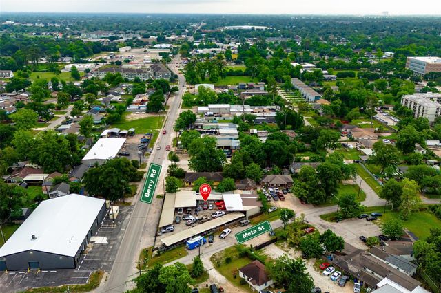 32 Berry Road, Houston, TX 77022