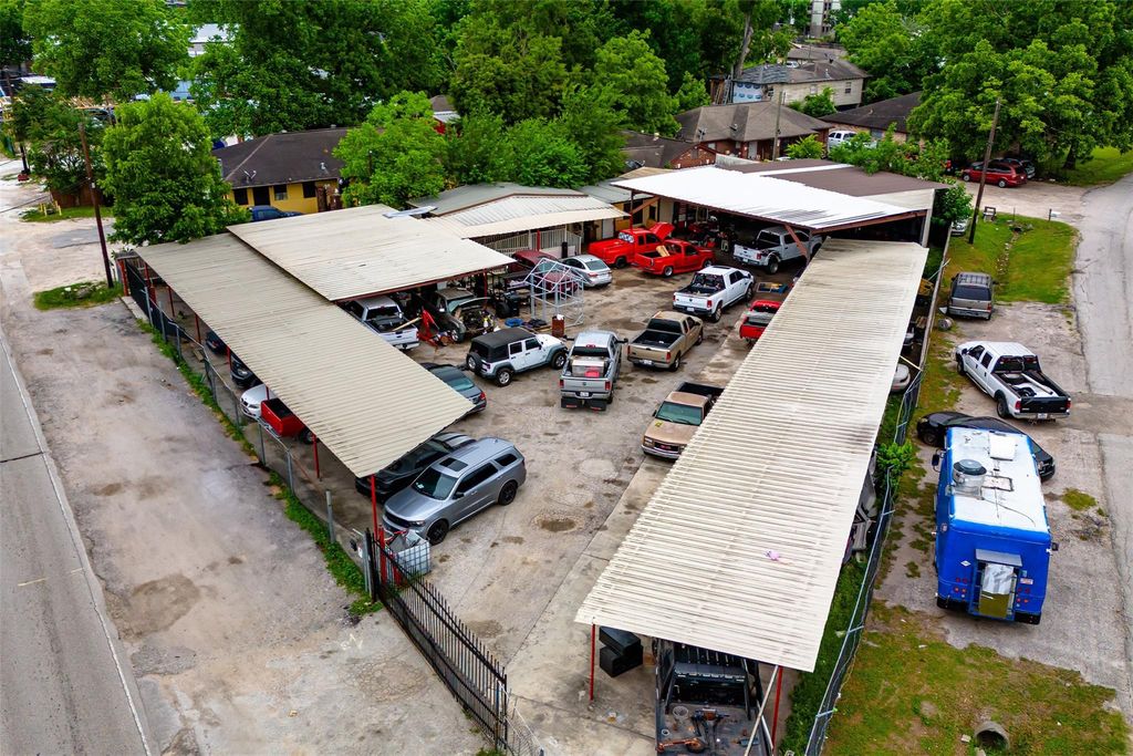 32 Berry Road, Houston, TX 77022