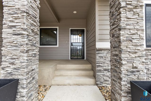 1917 S Firefly Dr Drive, Sioux Falls, SD 57110