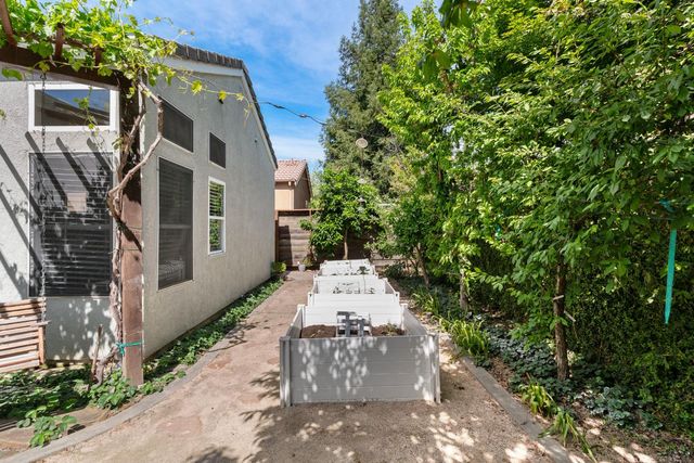 1812 Newhampton Ct, Modesto, CA 95355