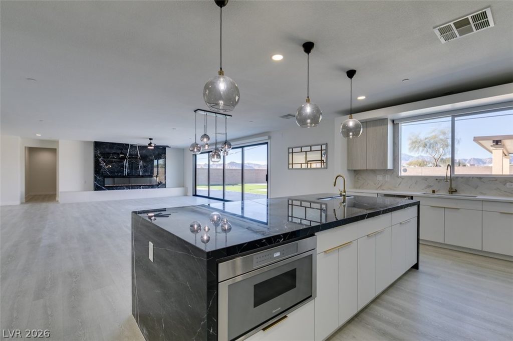 Image 7 of property listing at 8741 Grand Pass Court, Las Vegas, NV 89113