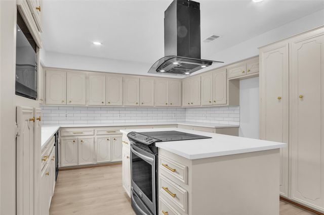 108 Woodland Road, Lake Jackson, TX 77566