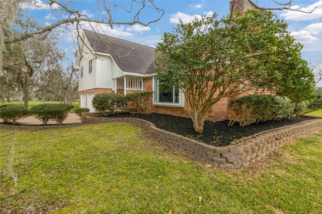 108 Woodland Road, Lake Jackson, TX 77566