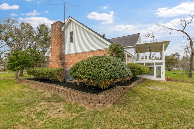 108 Woodland Road, Lake Jackson, TX 77566